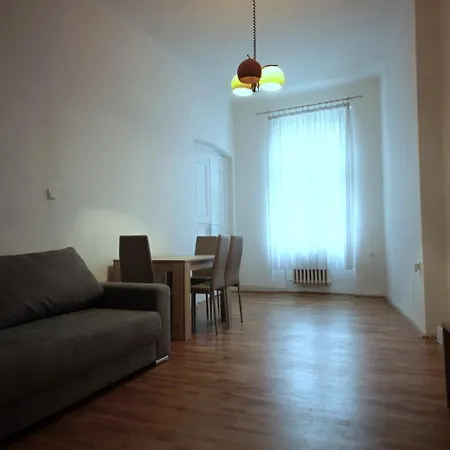 Sekaninova 52 Retro Flat Praga